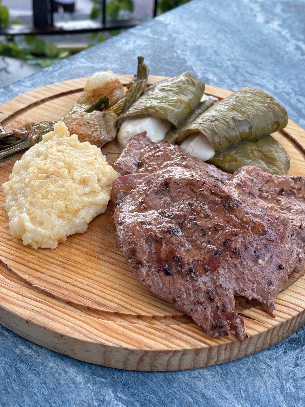 Arrachera con puré y nopal
